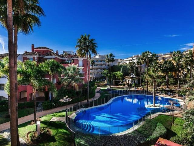 Dúplex en venta en Marbella, Puente Romano. Amplio Dúplex con Grandes Terrazas y Solárium Milla de Oro. Dúplex.