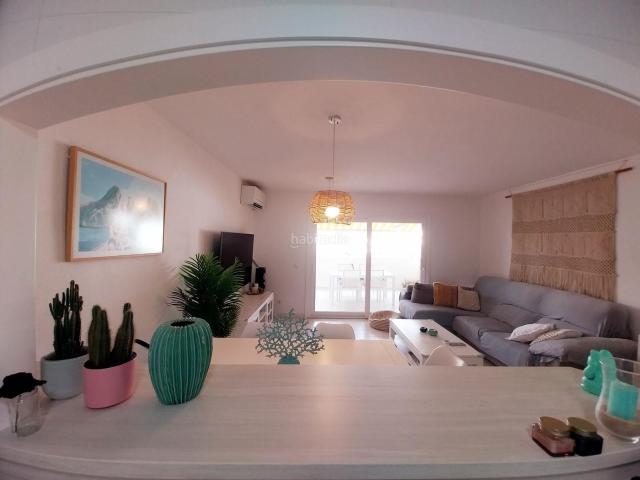 Dúplex en venta en Mijas, Calahonda. Amplio y luminoso apartamento dúplex totalmente reformado en el corazón de Calahonda, a un paso de la playa. Dúplex.