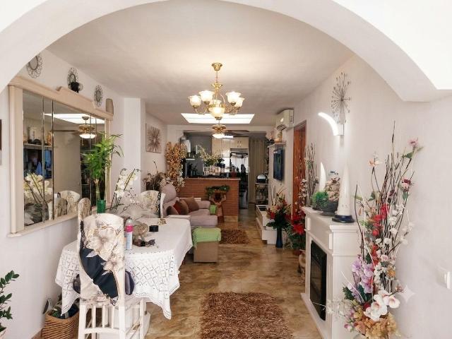 Dúplex en venta en Mijas, Calahonda. Vivienda tipo dúplex con local comercial, garaje para 3 coches y múltiples posibilidades de ampliación. Dúplex.
