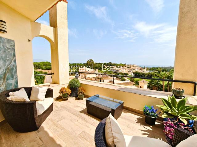 Dúplex en venta en Sotogrande, Sotogrande Alto. Ático dúplex completamente renovado con preciosas vistas al mar!. Dúplex.