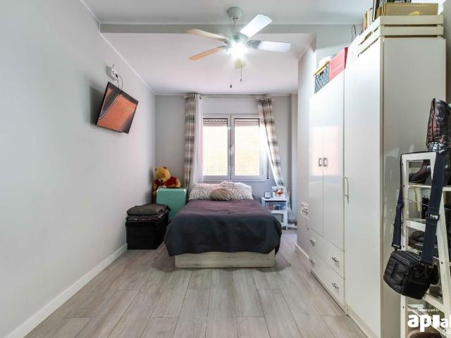 Dúplex en venta en Sabadell, Eixample. Dúplex en planta baja totalmente reformado, con 140 m2 útiles, ubicado en el Eixample junto a la Avenida Barberà. Dúplex.