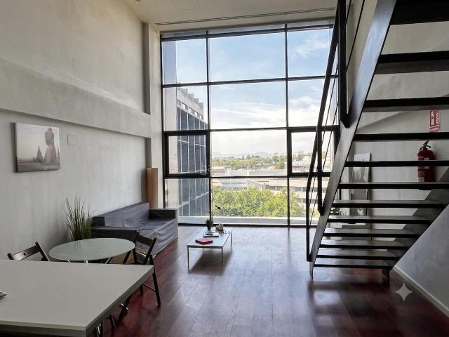 Dúplex en venta en San Sebastián de los Reyes, Vega de la Moraleja. Espectacular loft de doble altura combina amplitud, luz natural y versatilidad en un entorno moderno y exclusivo. Dúplex San.