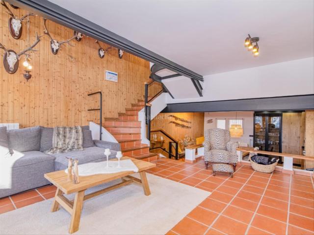 Dúplex en venta en Sierra Nevada, Zona alta. Exclusivo tríplex con vistas directas a pistas y garaje privado en Sierra Nevada. Dúplex Sierra.