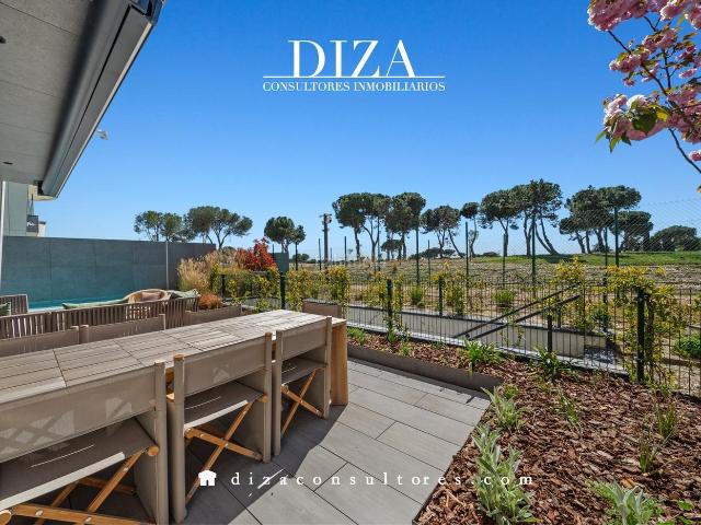Dúplex en venta en Pozuelo de Alarcón, Prado de Somosaguas. Dúplex con jardín y piscina privada en La Finca. Dúplex Pozuelo de.