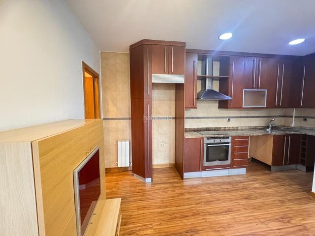 Dúplex en venta en Parla, Centro. PISO IDEAL EN ZONA EL NIDOLAS FUENTES, 3 DORMITORIOS Y 2 BAÑOS, PARA ENTRAR A VIVIR. Dúplex.