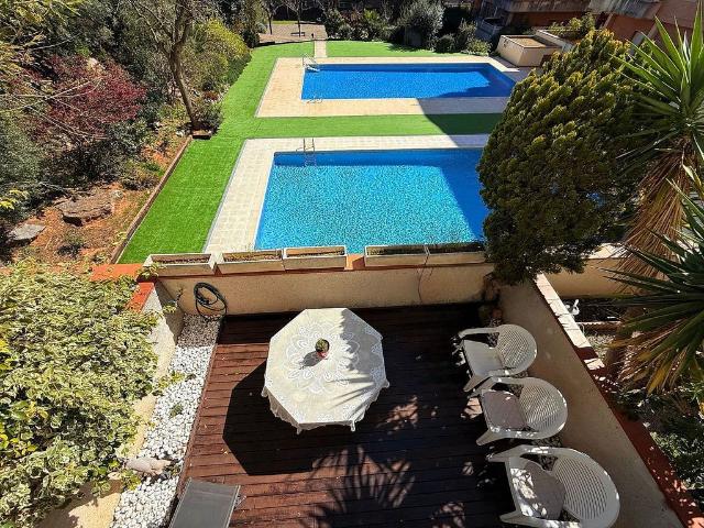 Dúplex en venta en pasaje Mercè Rodoreda, Castelldefels, de 115 m² 3 habitaciones por 675.000