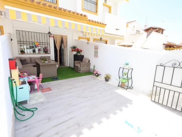 Dúplex en venta en Pilar de la Horadada, Pueblo Latino. En Six Seconds Properties te presentamos esta magnífica propiedad situada en Torre de la Horadada. Se trata de un elegante adosado. Dúplex Pilar.