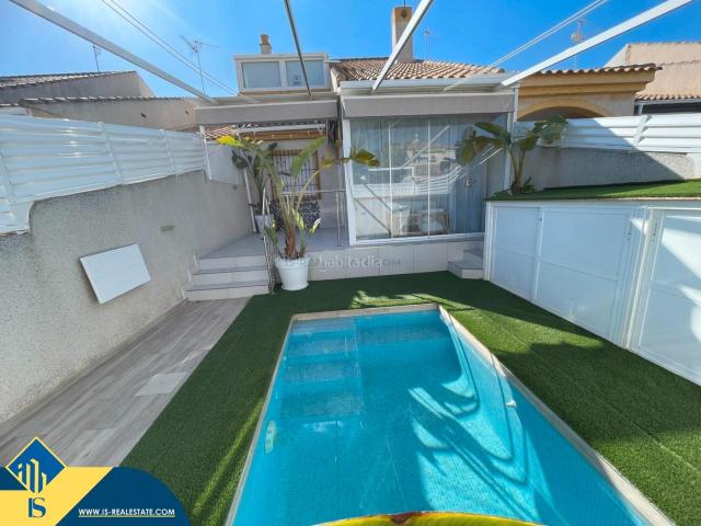 Dúplex en venta en Pilar de la Horadada, Torre de la Horadada. Dúplex con piscina privada, en la provincia de Alicante, en la ciudad de Orihuela Costa. 3 habitaciones 130 m² A 600 metros de.