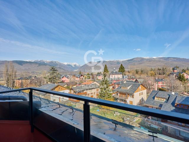 Dúplex en venta en Puigcerdà Pirineos. Amplio y luminoso dúplex con terraza. Dúplex.