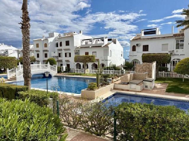 Dúplex en venta en Rojales. !CDATAAdosado en Bravo Hills Club Ciudad Quesada 3 Hab, Jardín, Piscina, Solárium Acristalado y Vistas al Mar. Dúplex.