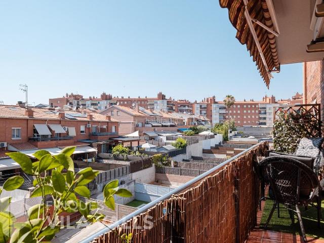 Dúplex en venta en Ripollet, Can Clos Pinetons. Amplio dúplex seminuevo con dos terrazas de 7,5 mts, parking y trastero. Dúplex.