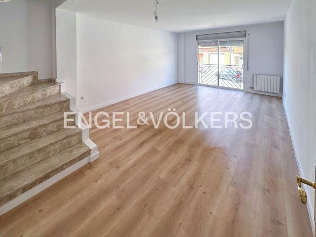 Dúplex en venta en Rubí, Ca n´Oriol. Tranquilidad en Rubí piso de 106 m con ascensor, 2 baños, parquet, acceso adaptado, piscina comunitaria y máxima seguridad. A un p. Dúplex.