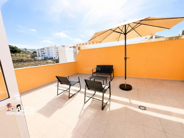 Dúplex en venta en Torrox, El Morche. Dúplex con solárium y 3 dormitorios a un paso de la playa en El MorchePonemos a la venta este acogedor dúplex situado en una excel. Dúplex.