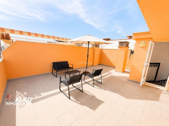 Dúplex en venta en Torrox, El Morche. Dúplex con solárium y 3 dormitorios a un paso de la playa en El MorchePonemos a la venta este acogedor dúplex situado en una excel. Dúplex.