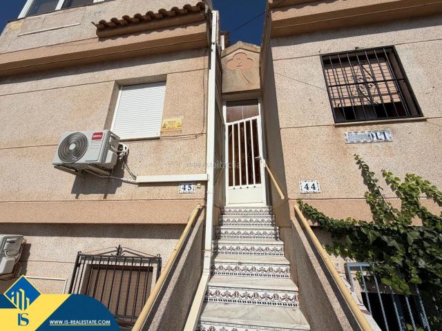 Dúplex en venta en Torrevieja, Torreblanca. Apartamento dúplex reformado con piscina comunitaria, en la provincia de Alicante, en la localidad de Torrevieja, en el barrio de. Dúplex.