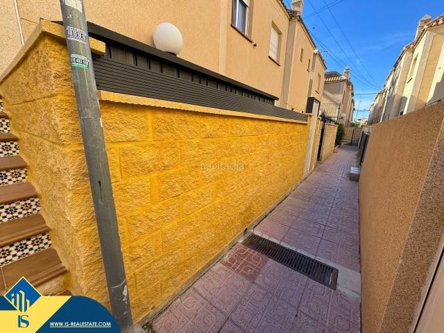 Dúplex en venta en Torrevieja, Zona Carrefour Urbanizaciones. Apartamento dúplex reformado con piscina comunitaria, en la provincia de Alicante, en la localidad de Torrevieja, en el barrio de.