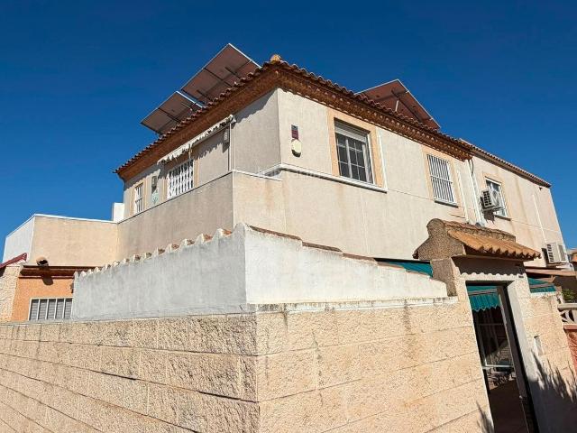 Dúplex en venta en Torrevieja, Zona Carrefour Urbanizaciones. Chalet tipo Quad con placas solares, solárium y excelente ubicación en Residencial Aquapark Torrevieja. Dúplex.