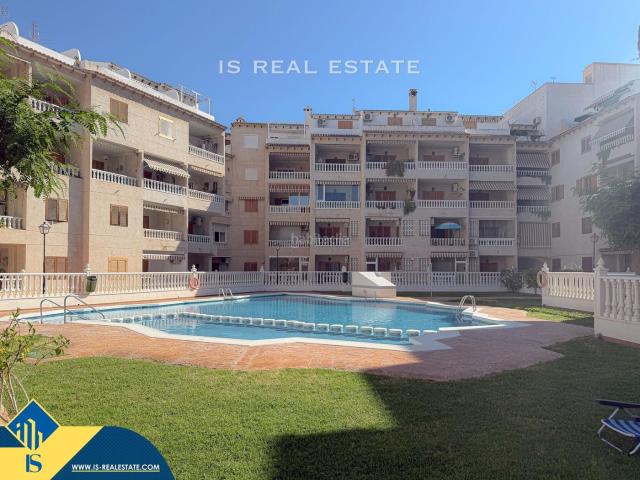 Dúplex en venta en Torrevieja, Zona Playa de los Locos. Ático dúplex parcialmente reformado con piscina comunitaria, en la provincia de Alicante, en la localidad de Torrevieja, en la zon. Dúplex.