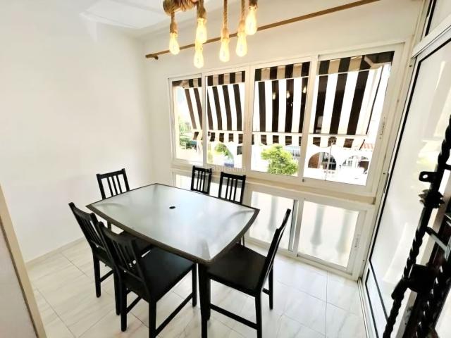 Dúplex en venta en Torrevieja, Zona Playa de los Locos. Dúplex de cuatro dormitorios en la zona de Los Locos, Torrevieja. Terrazas, aire acondicionado, chimenea, solárium, barbacoa, a 20. Dúplex.