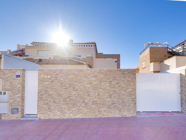 Dúplex en venta en Torrevieja, Aguas Nuevas. Adosado reformado en Altos de la bahía. Dúplex.
