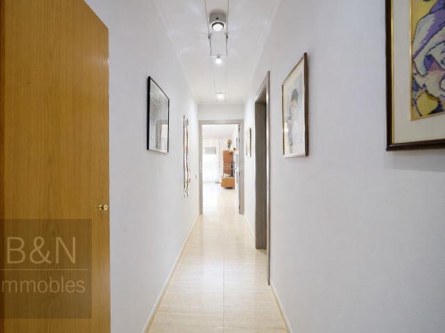 Dúplex en venta en Terrassa, Roc Blanc. EXCLUSIVO DÚPLEX DE GRANDES DIMENSIONES CON 5 DORMITORIOS, TERRAZA, BALCÓN Y PARKING EN ROC BLANC. Dúplex.