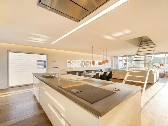 Dúplex en venta en Tiana. Tríplex de lujo en Tiana con amplias terrazas, jacuzzi, gimnasio y piscina comunitaria. Dúplex.