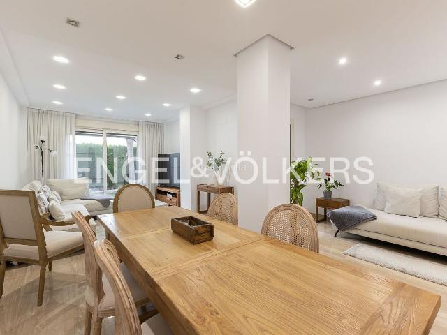Dúplex en venta en Valencia, Barrio Benicalap. Amplia vivienda de lujo en Cortes Valencianas 26. Dúplex.