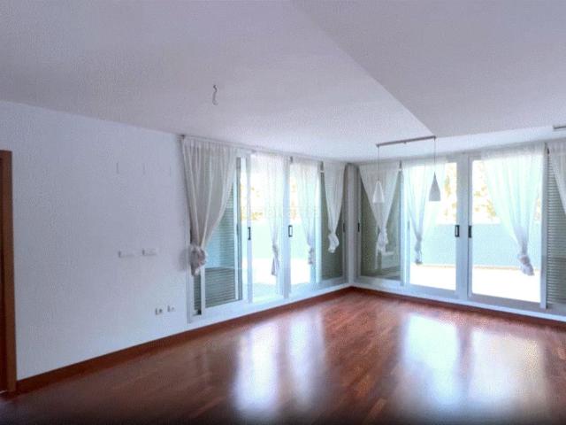 Dúplex en venta en Valencia, Sant Pau. FANTASTICO DUPLEX EN RESIDENCIAL cuidad norte con TERRAZA DE 150M2 Plaza de garaje está incluida en el precio. Dúplex.