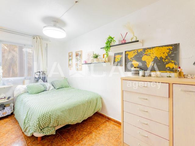 Dúplex en venta en Valencia, Trinitat. Dúplex en primera planta con 3 habitaciones, 2 baños y excelente luz natural. Dúplex.