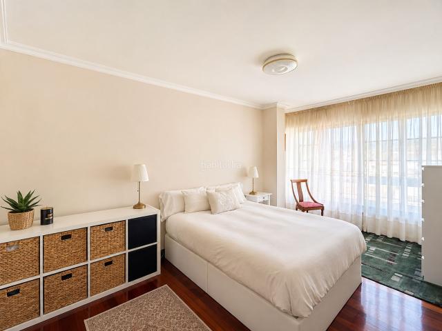 Dúplex en venta en Vigo, A Salgueira O Castaño. Dúplex reformado de 160 m² con 5 dormitorios, piscina, 2 garajes y bodega en Avenida de Madrid. Dúplex.