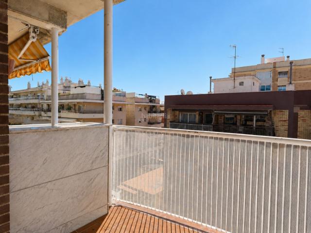 Dúplex en venta en Vilanova i la Geltrú, Sant Joan Costa Dorada. Acogedor y luminoso piso de 2 habitaciones y 1 baño ubicado en pleno centro de Vilanova i la Geltrú, en una zona ideal para disfru.