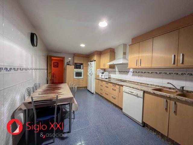 Dúplex en venta en Villarreal Vila real, Cariñena Carinyena. Te presentamos este impresionante ático dúplex de alto standing en Vilareal, una vivienda que destaca por su amplitud, confort y u.