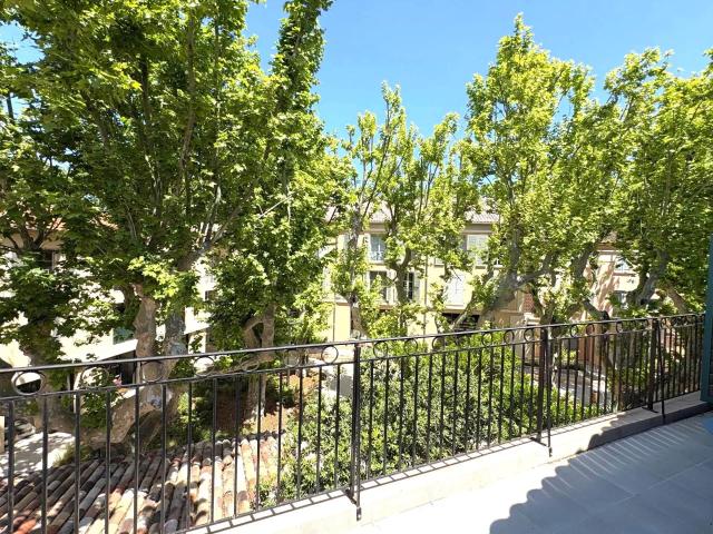 Duplex élégant au dernier étage avec balcon et garage – Cent. 68m² Saint Tropez