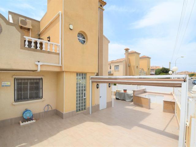 Dúplex esquinero con piscina comunitaria en venta en Playa Flamenca, Costa Blanca