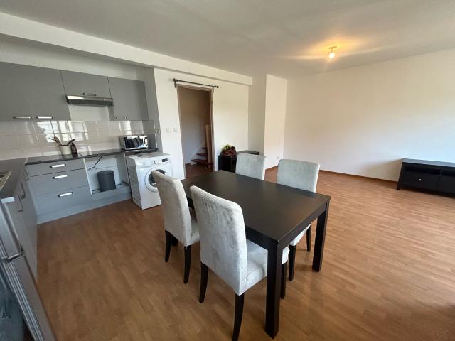 Duplex lumineux avec balcon, piscine et deux stationnements