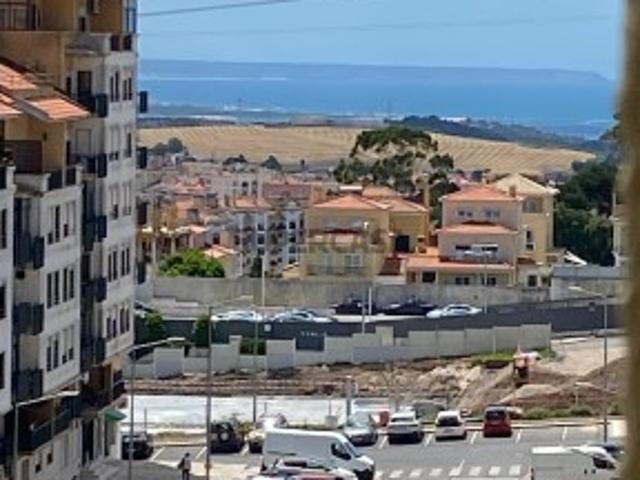 Duplex Moderno com Vista para o Mar em Localização Privilegiada