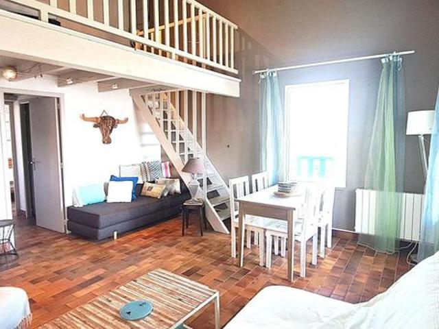 Duplex meublé climatisé avec balcon et parking proche plages et commerces Saintes Maries