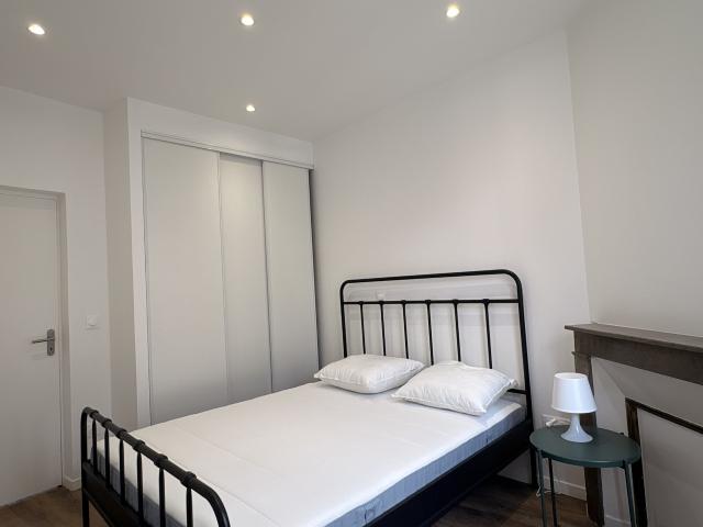 DUPLEX MEUBLE HAUT DE GAMME Hyper centre REIMS – 2 suites privatives