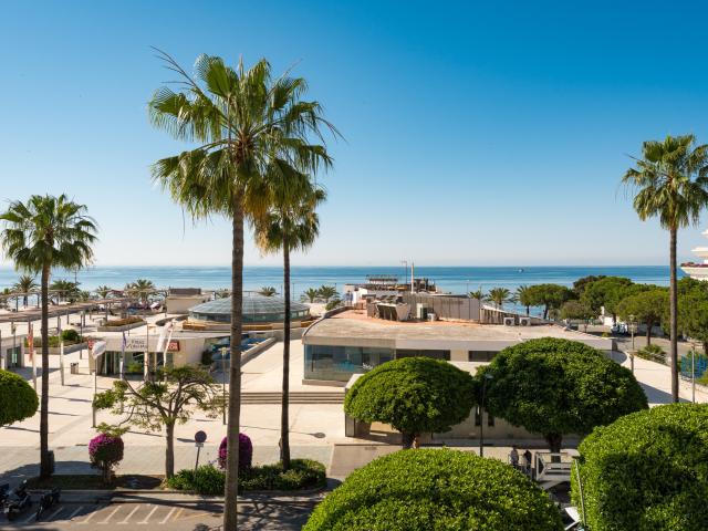 Dúplex sofisticado con vistas al mar y a pocos pasos desde la playa en Marbella Centre
