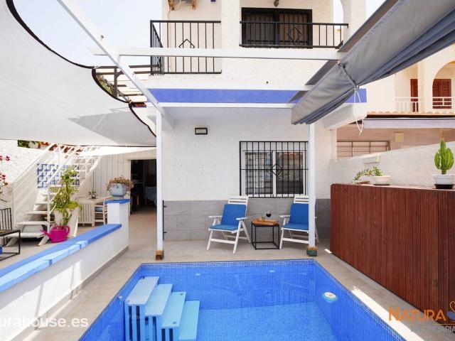 Chalet semi adosado con piscina privada en venta en Playagrande