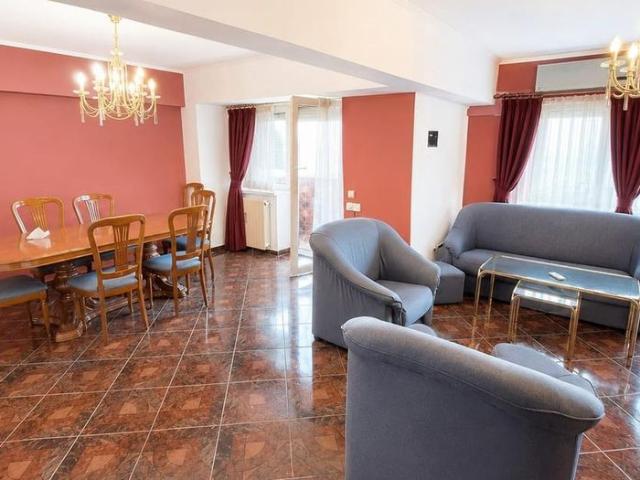 Duplex situat pe bd. Unirii, mobilat, are sauna si terasa
