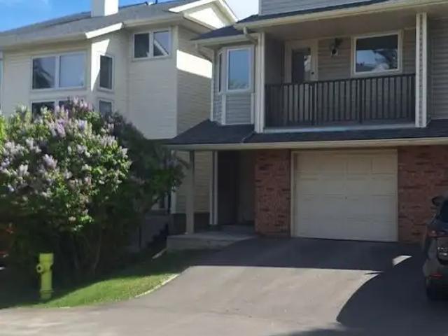 DUPLEX SW 3 bed, 2.5 bath, back yard, garage