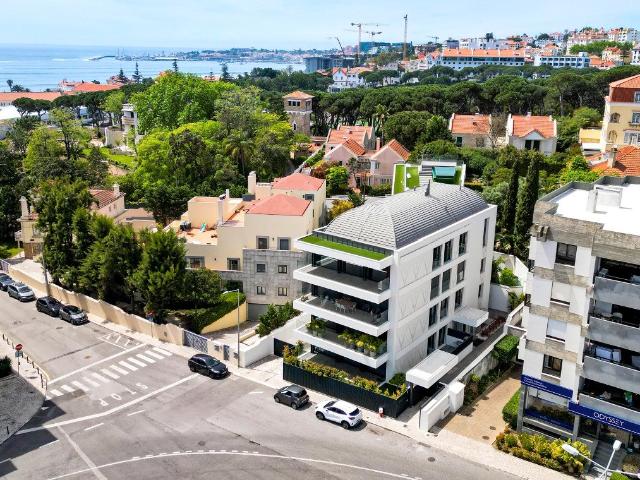 Duplex Penthouse 4+1 Quartos com Tejado Privativo e Piscina. 412m² Cascais e Estoril