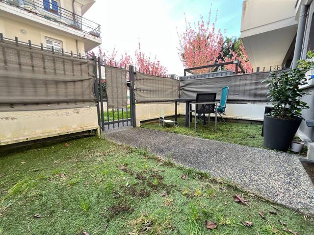 ! DUPLEX REZ DE JARDIN 3 PIECES +TERRASSE + DEUX PARKINGS