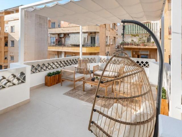 Dúplex reformado con gran terraza privada a pocos minutos de la playa