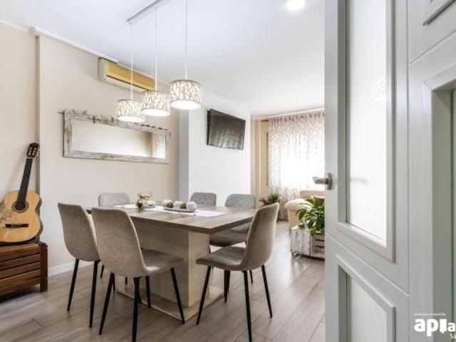 Dúplex reformado de 140 m2 útiles con 4 habitaciones en Eixample – Finca joven con zona comunitaria