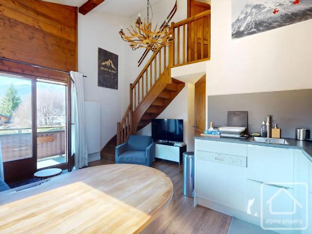 Duplex rénové de 44,62 m² avec deux chambres, offrant une vue imprenable sur la vallée et un accès à la piscine, situé aux abords du village de Samoëns, à quelques pas du ski bus