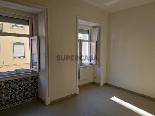 T2+1 em mezzanine e com logradouro Arroios Lisboa Renovado Venda