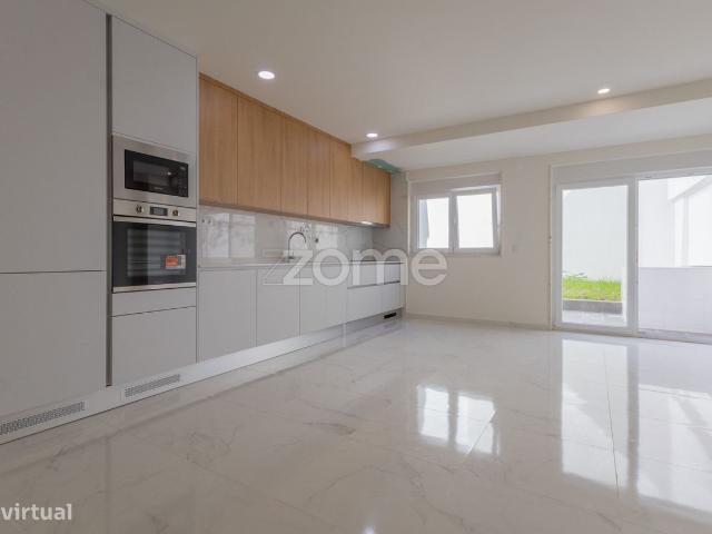 Duplex T2+1 Renovado com Terrao Privativo | Amadora