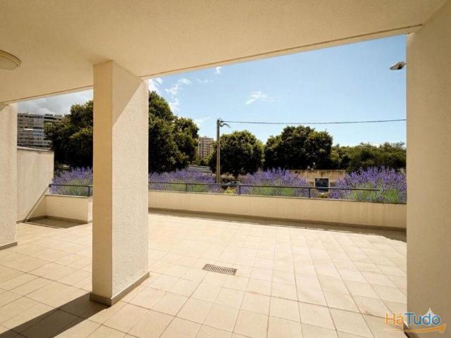 Duplex T2 com Grande Terraço Privativo em Oeiras Espaço, Conforto e Excelente Localização | 26084094742